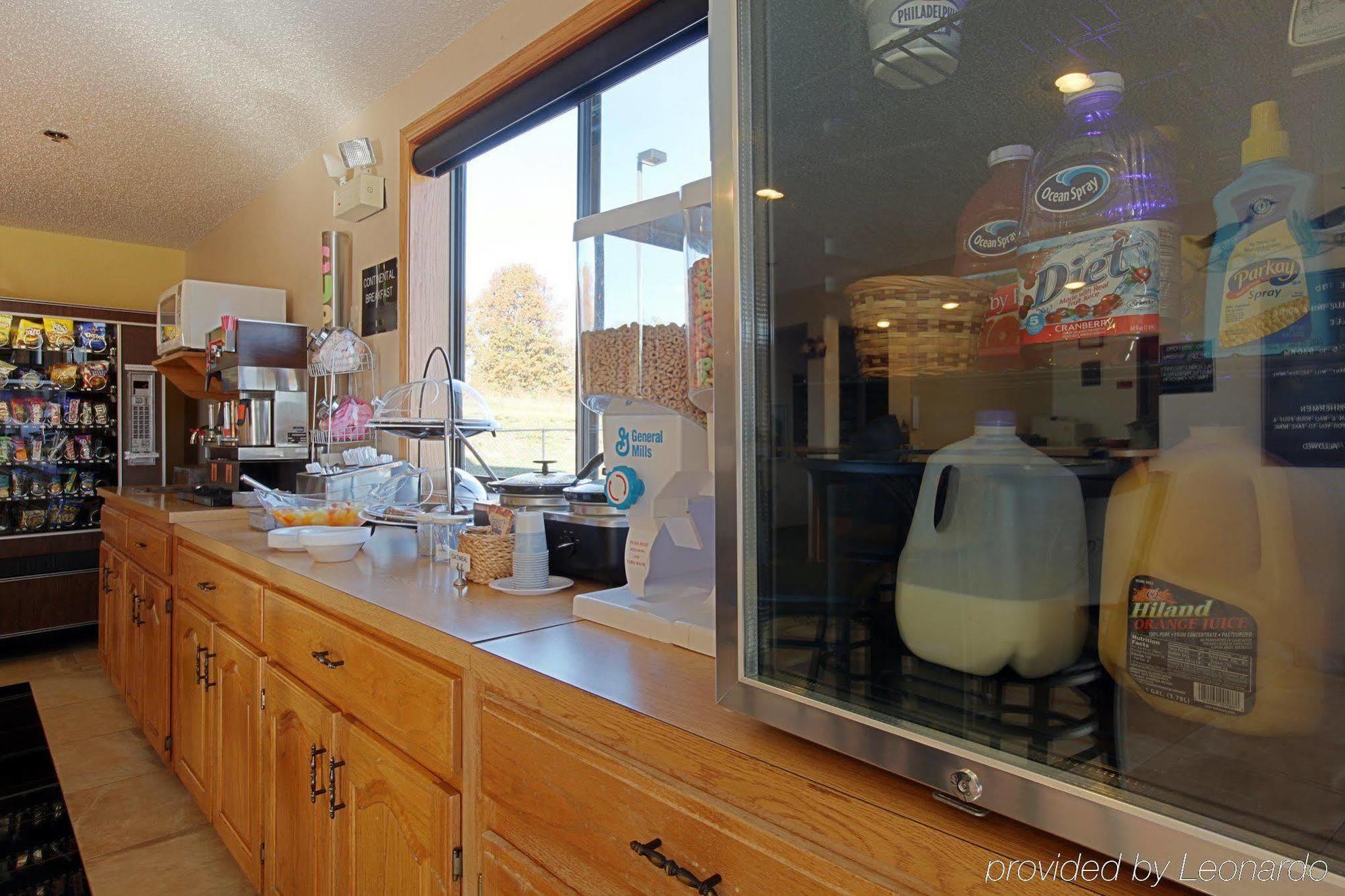 Americas Best Value Inn & Suites Cassville Roaring River Restaurace fotografie